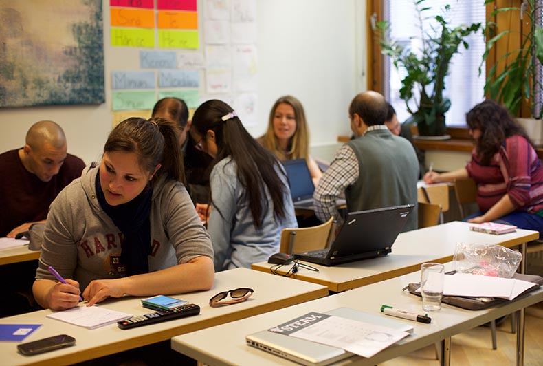 imagen de personas capacitandose